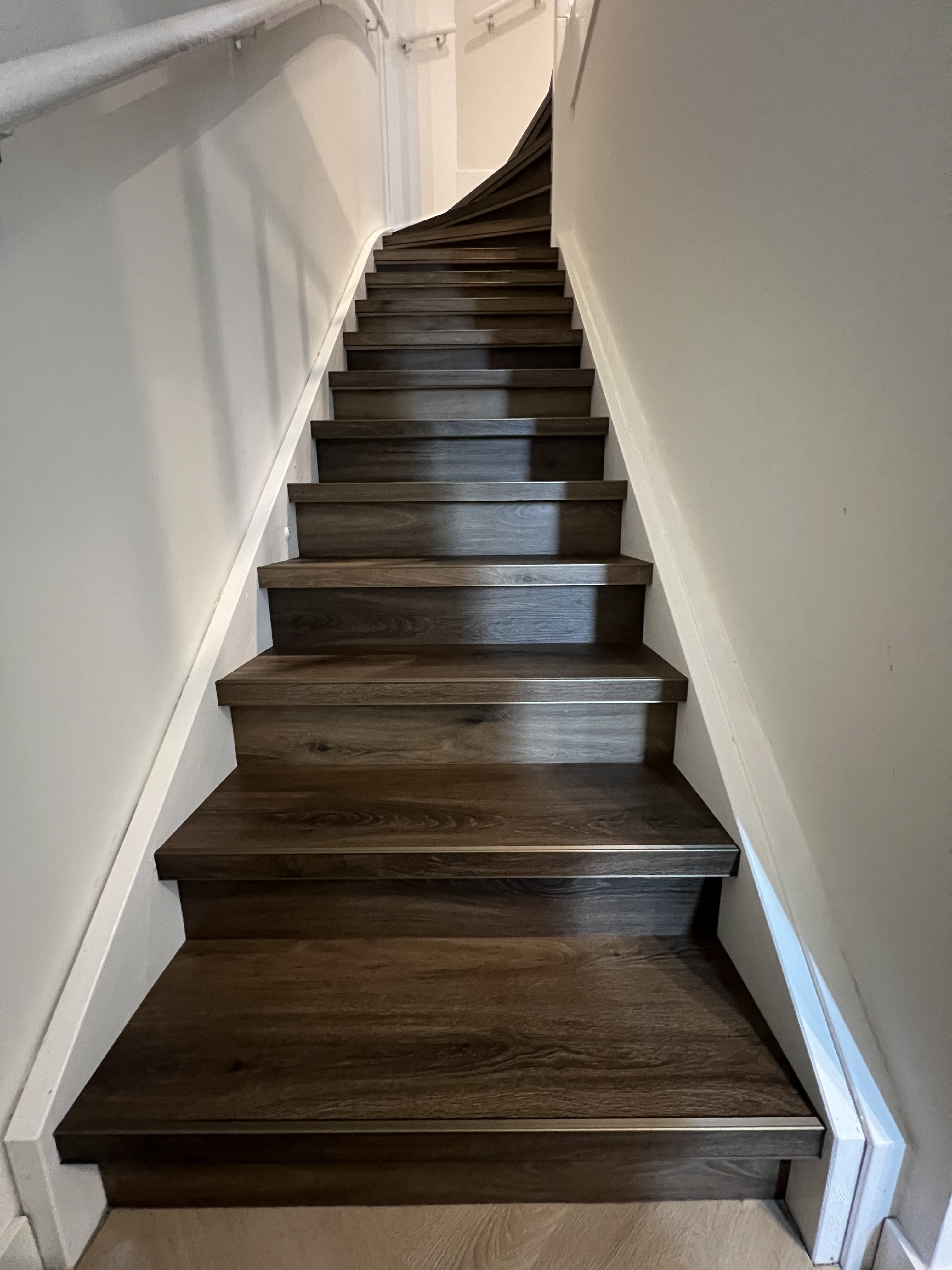 Vernieuwde houten trap met witte stootborden