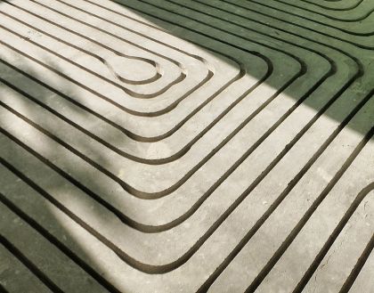 Vloerverwarming buizen geïnstalleerd op isolatieplaten